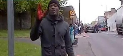 Daily Mirror: Η στιγμή που η αστυνομία πυροβολεί τους δράστες της δολοφονίας του στρατιώτη [βίντεο]  
