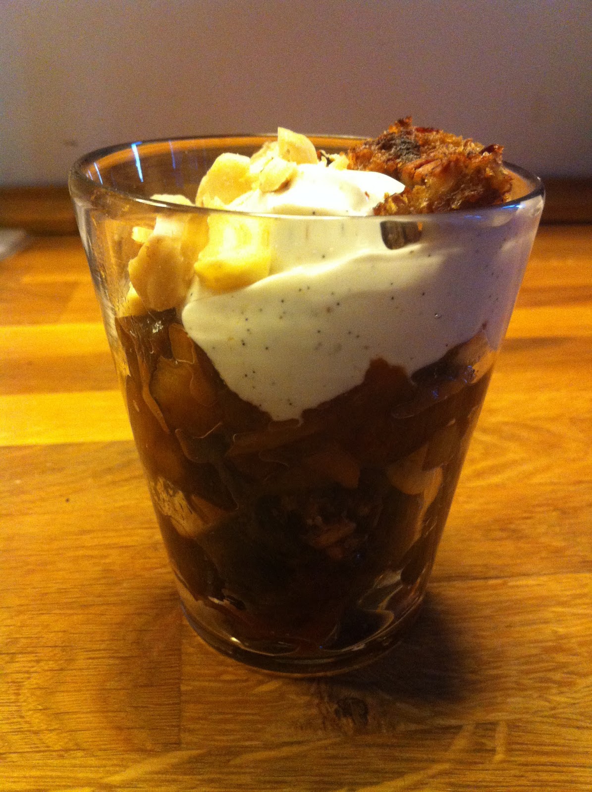 Mad med fynsk accent: Æble/sveske dessert med ristet rugbrød og skyr