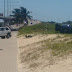 Praia do Forte:Por conta de banco de areia veículos param sobre calçada após colisão