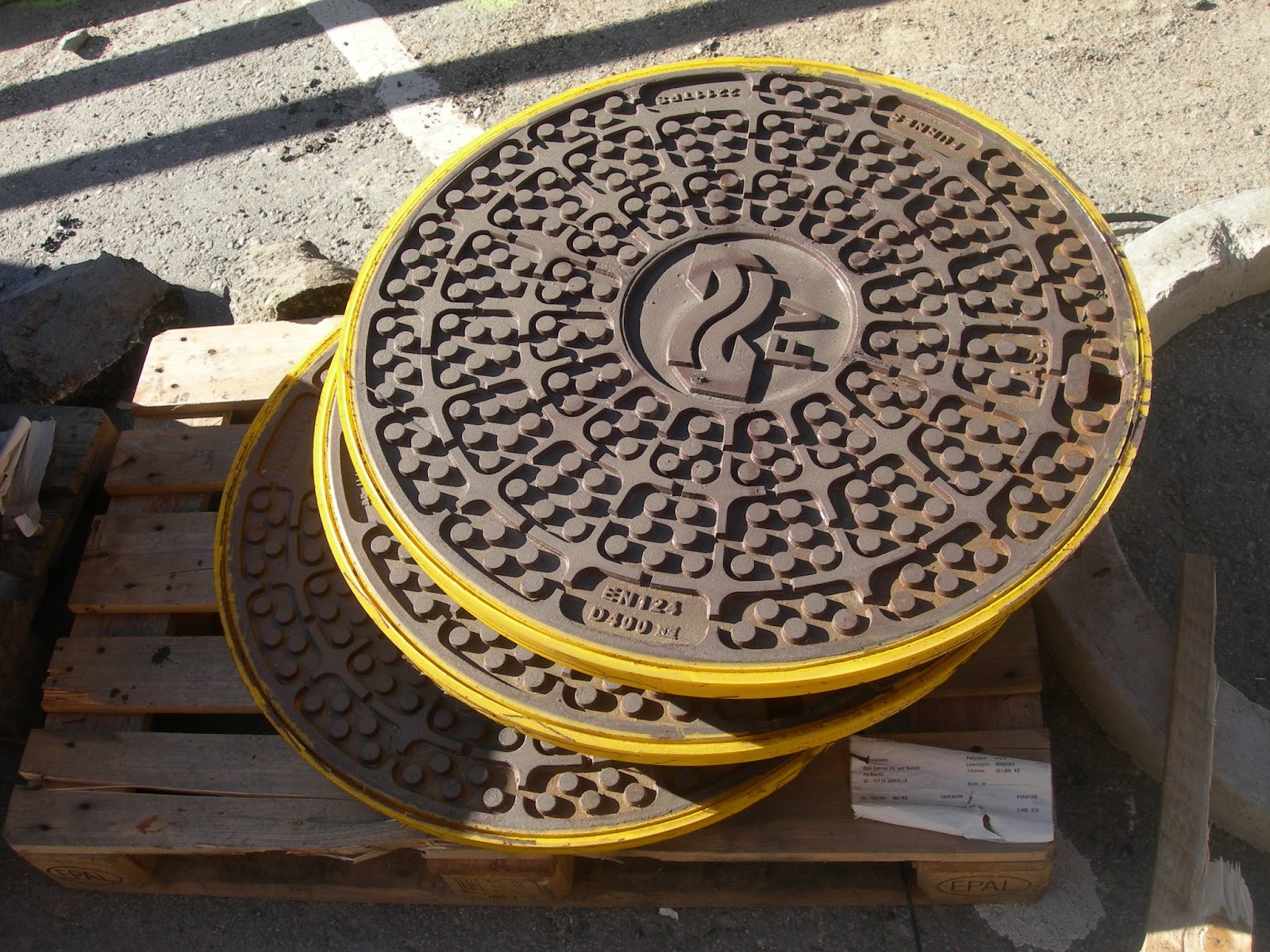 ALCANTARILLAS y tapas (manhole cover, vamos, para entendernos) Estocolmo