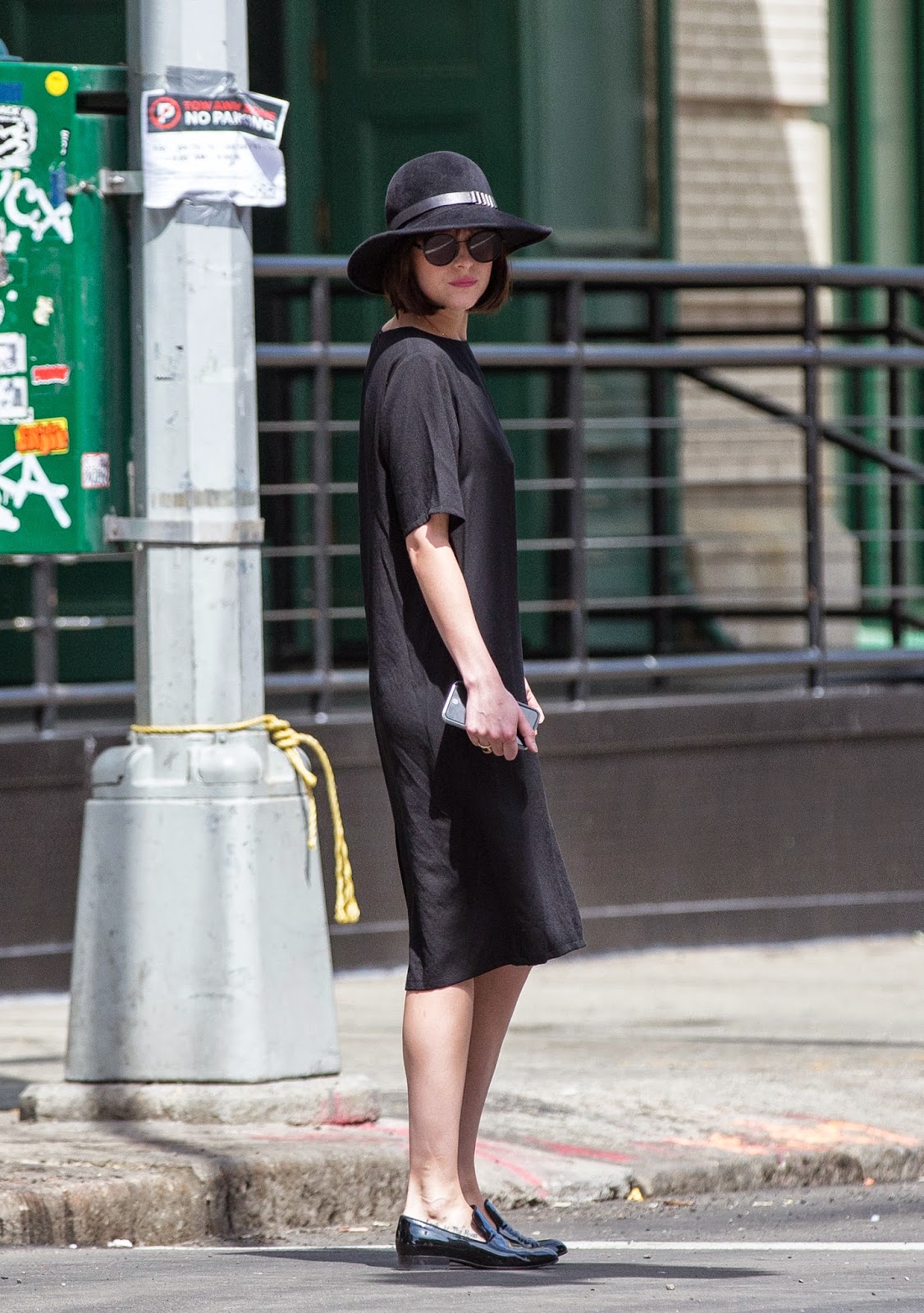 Fifty Shades Updates: HQ PHOTOS: Dakota Johnson and her mom walking in ...