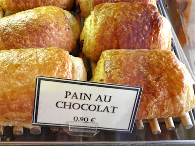 In einer französischen Bäckerei: Pain au chocolat - 0,90 €