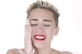 Miley Cyrus Miley Cyrus lança clipe polêmico de Wrecking Ball