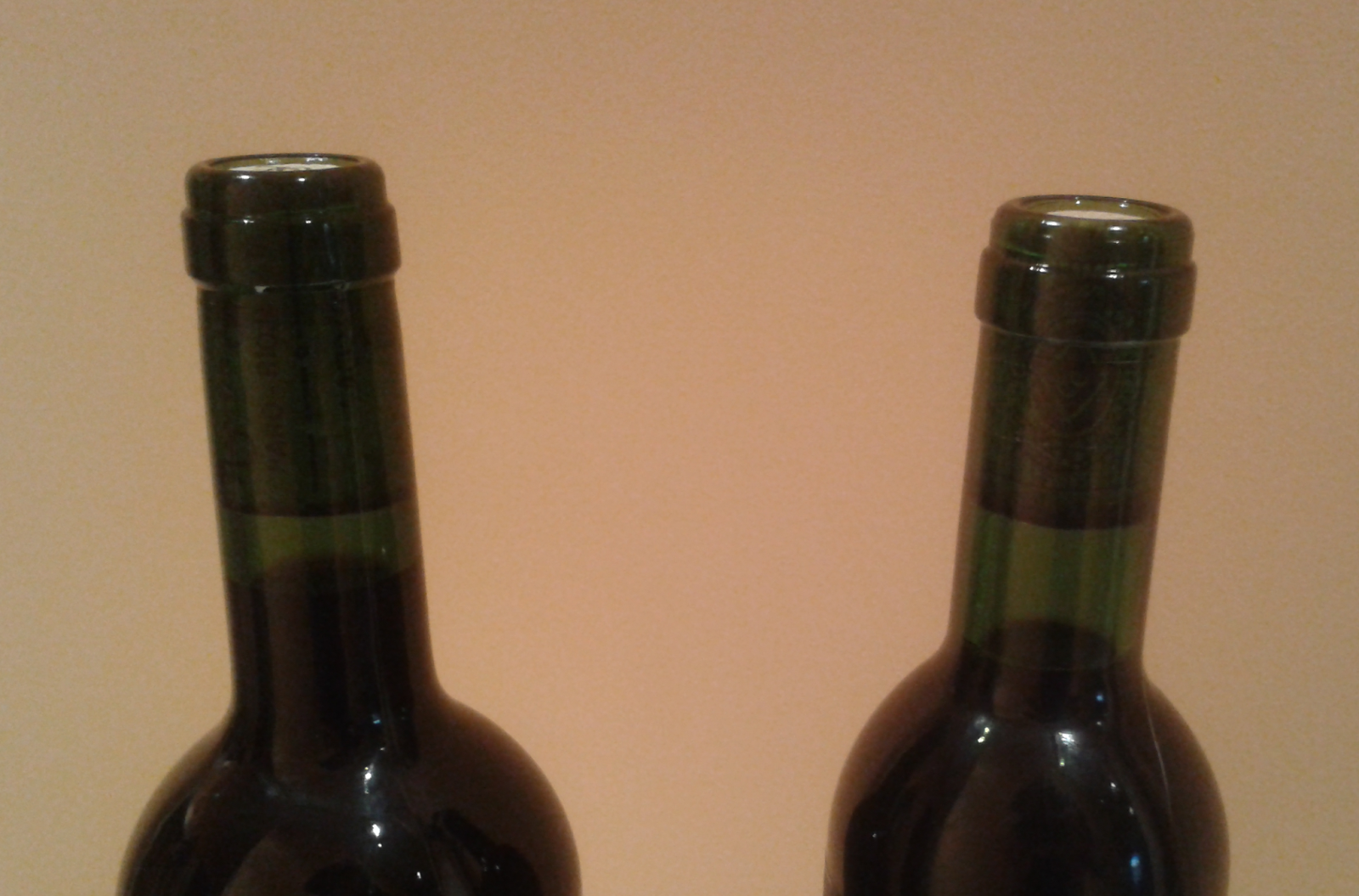 cuellos de botellas de vino de distintos tamaños