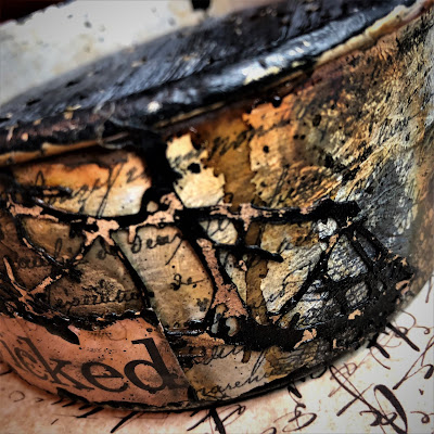 Sara Emily Barker sarascloset https://sarascloset1.blogspot.com/2018/10/a-tiny-witching-cauldron.html Altered Cauldron with Tim Holtz Sizzix Alterations, Distress and Ideaology 8