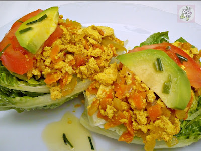 Cogollos de Lechuga Rellenos de Revuelto de Tofu a la Curcuma.