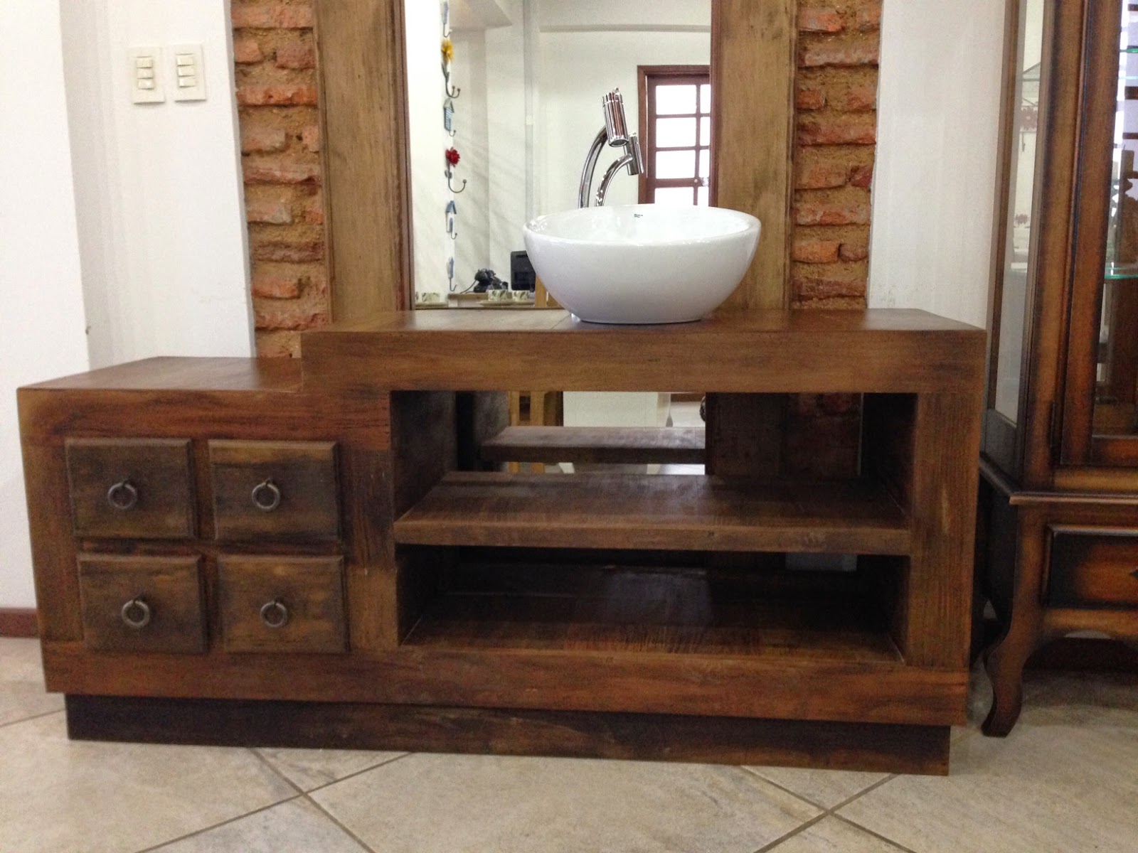 Móvel para lavabo em madeira de demolição