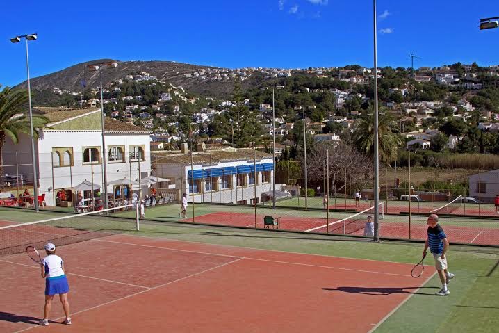 Tennisvakantie in Moraira. Tennisles op Solpark en met verblijf in een luxe villa.