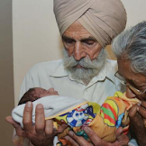 Ajaib! Nenek 70 Tahun Melahirkan Anak Pertamanya