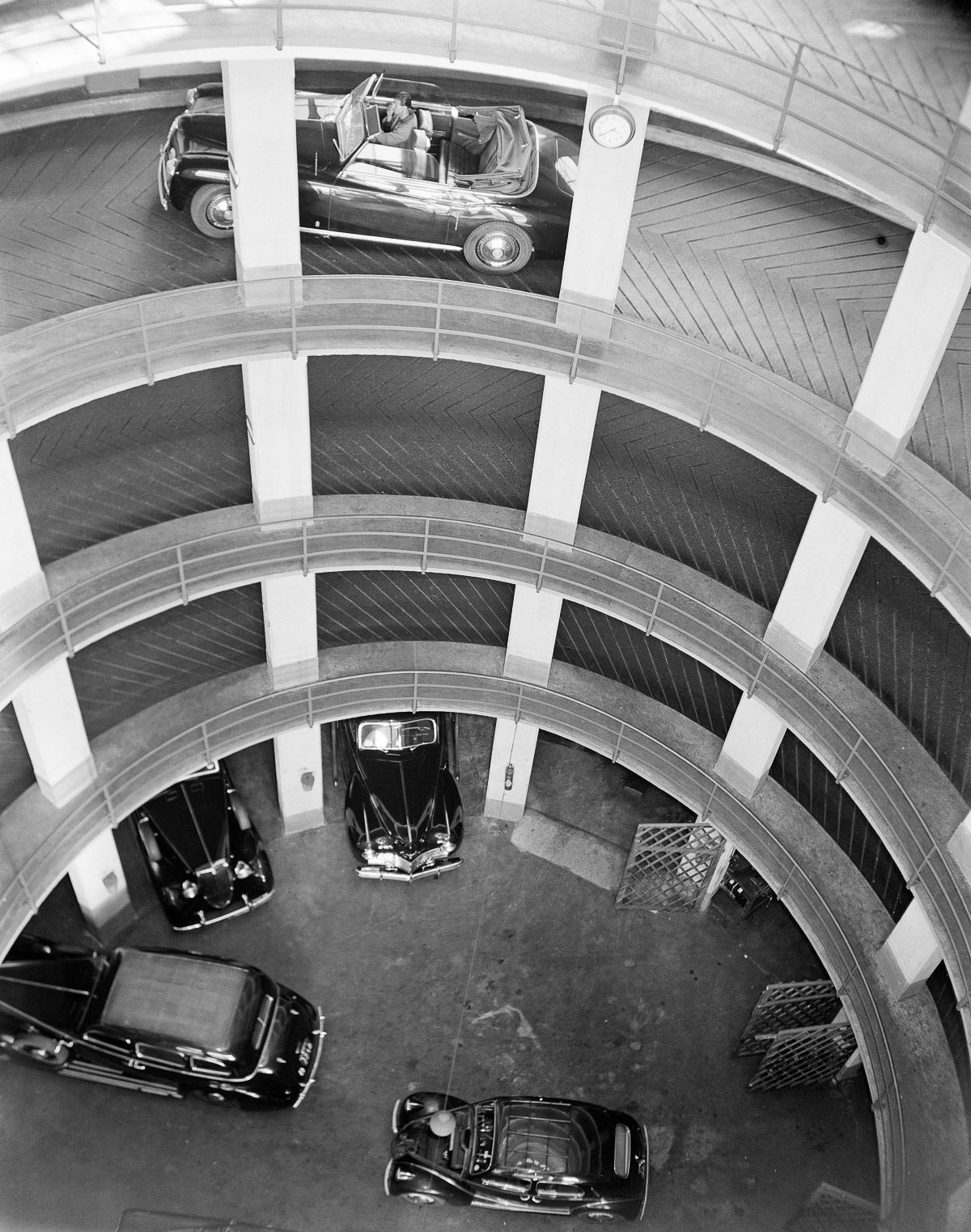 Space Saving Amazing Vintage Photographs of Vertical Parking Lots From