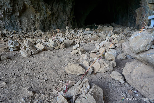 Wejście do jaskiń Tham Piew
