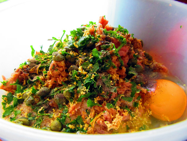 Okrugle tikvice punjene tunom 4 korak pripreme Round zucchinis stuffed with tuna by Laka kuharica: Add tuna chunks in olive oil, capers, bread crumbs, egg, lemon zest, pepper and parsley