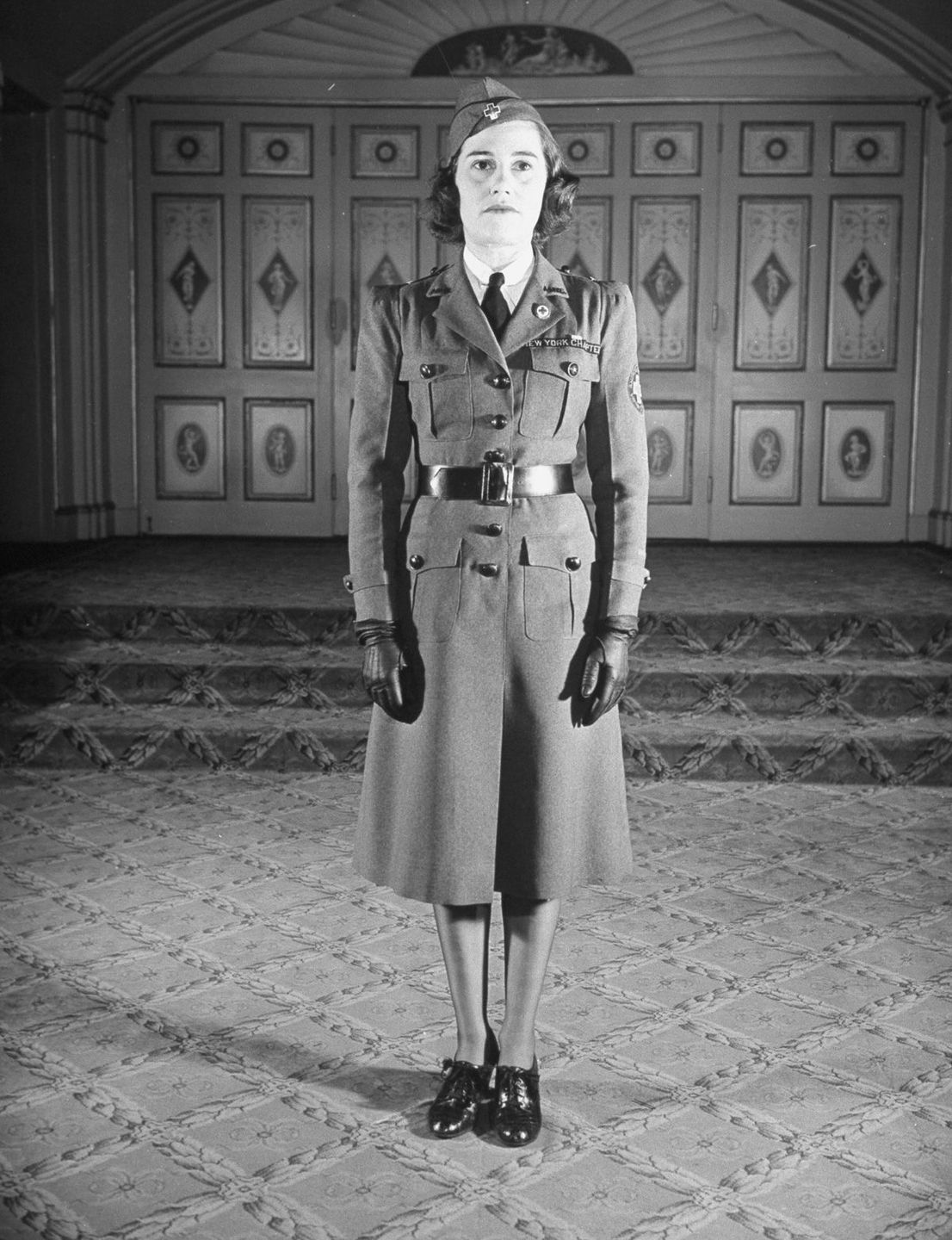 15 Vintage Studio Photos Show Strange and Stylish Women's War Fashion