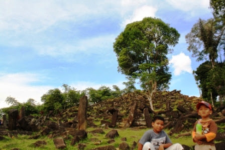 Anak-anak nampak senang di Situs Gunung Padang. Anak-anak nampak senang di Situs Gunung Padang.