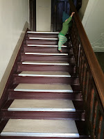 Kind steigt Treppe hinauf