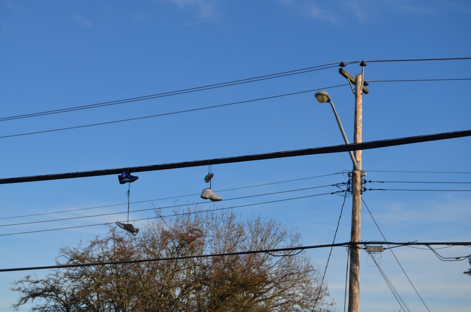 висячие кроссовки на проводах. провода подвешены. провода подвешены. висячие кроссовки на проводах. подвесить кабель.