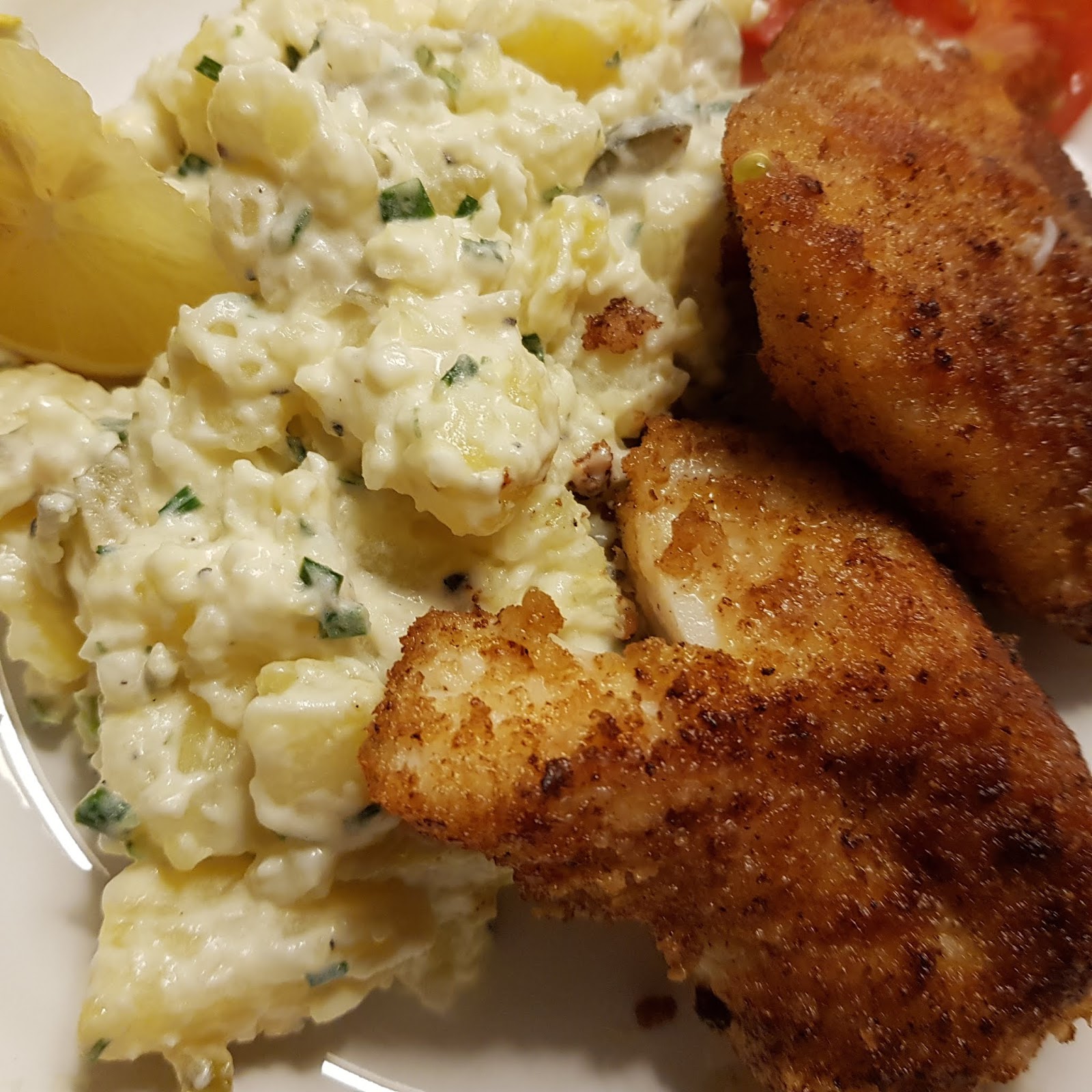 Knuspriger Backfisch mit hausgemachtem Kartoffelsalat Knuspriger Backfisch mit hausgemachtem Kartoffelsalat