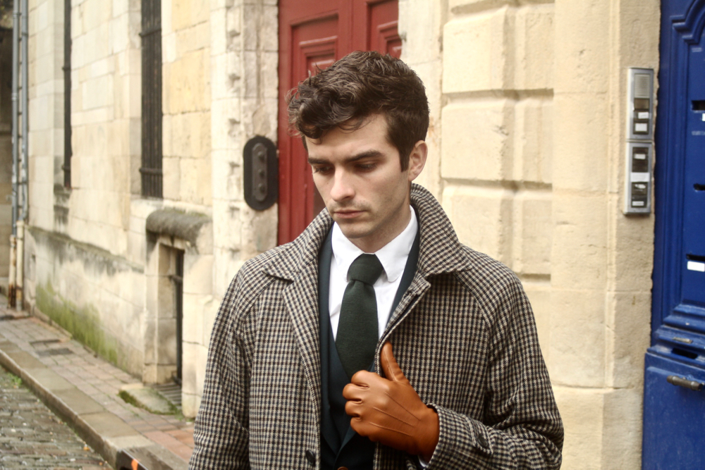 blog-mode-homme-style-elegant-masculin-costume-sur-mesure-vert-samson-bordeaux-paris-qualite-prix-pas-cher-gant-cuir-france-double-bracelet-hermes-complet-trois-pieces-3-smart-dandy-classe-mariage-cravate-berluti-laine-tressee-mocassins-louis-vuitton-pantalon-ourlet-poche-cavalier