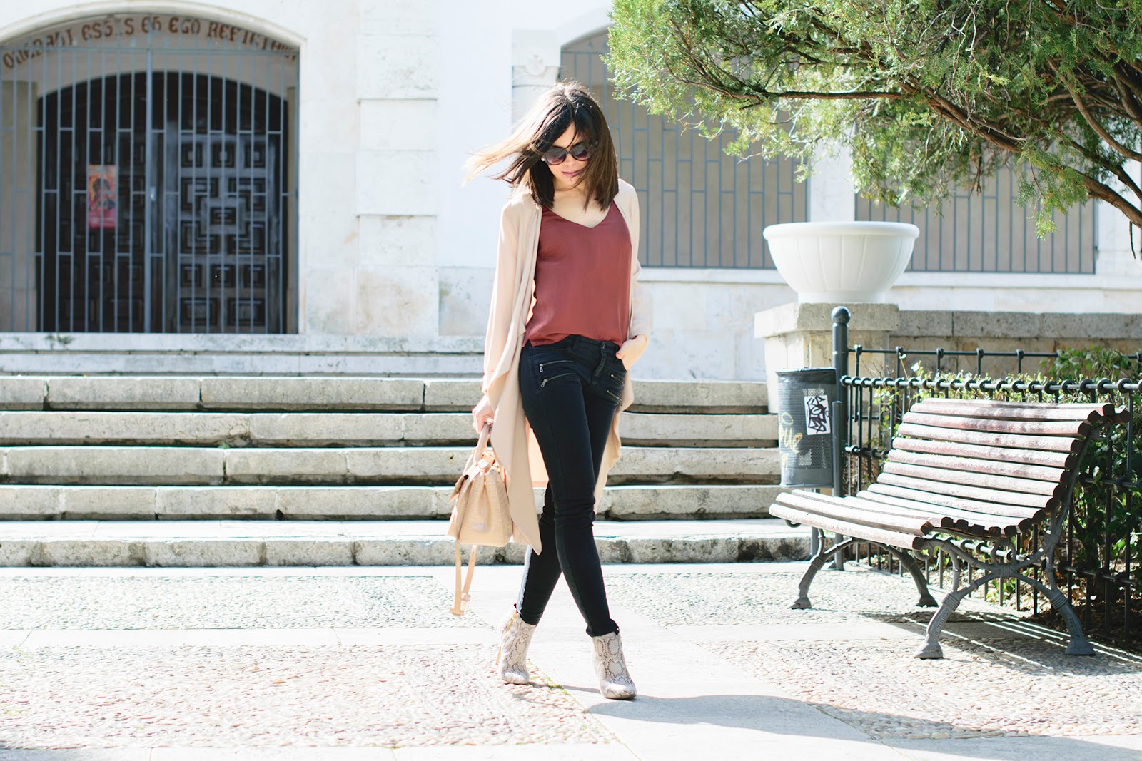 Look de Ponte unos tacones con botines de serpiente