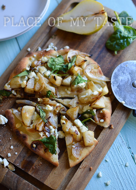 Caramelized Pear and Gorgonzola Flat Bread by Place of My Taste