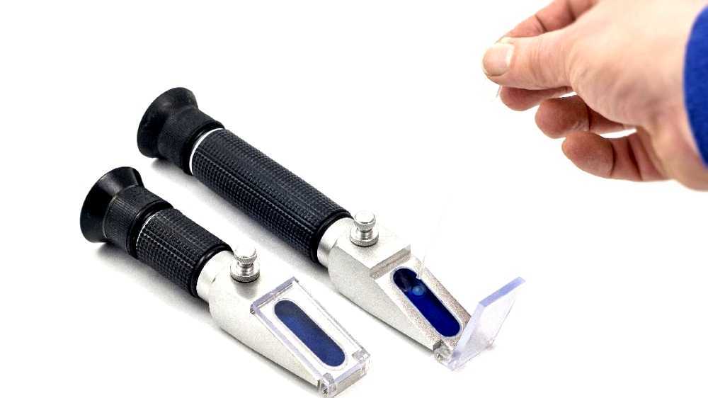 Traditional handheld refractometer