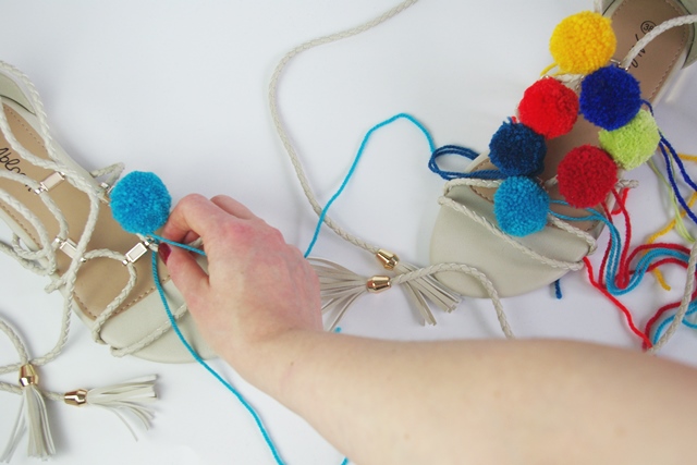 DIY PomPom Sandalen DIY PomPom Sandalen