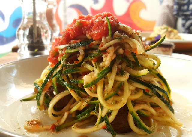 food blogger dubai healthy vegan zucchini pasta