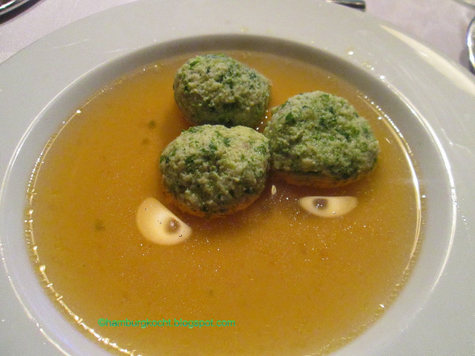 Hamburg kocht!: Klare Tomatensuppe mit Petersilienklößchen