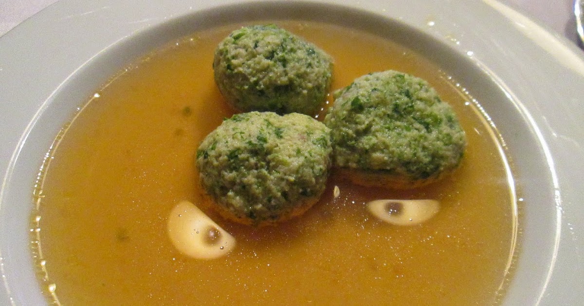 Hamburg kocht!: Klare Tomatensuppe mit Petersilienklößchen