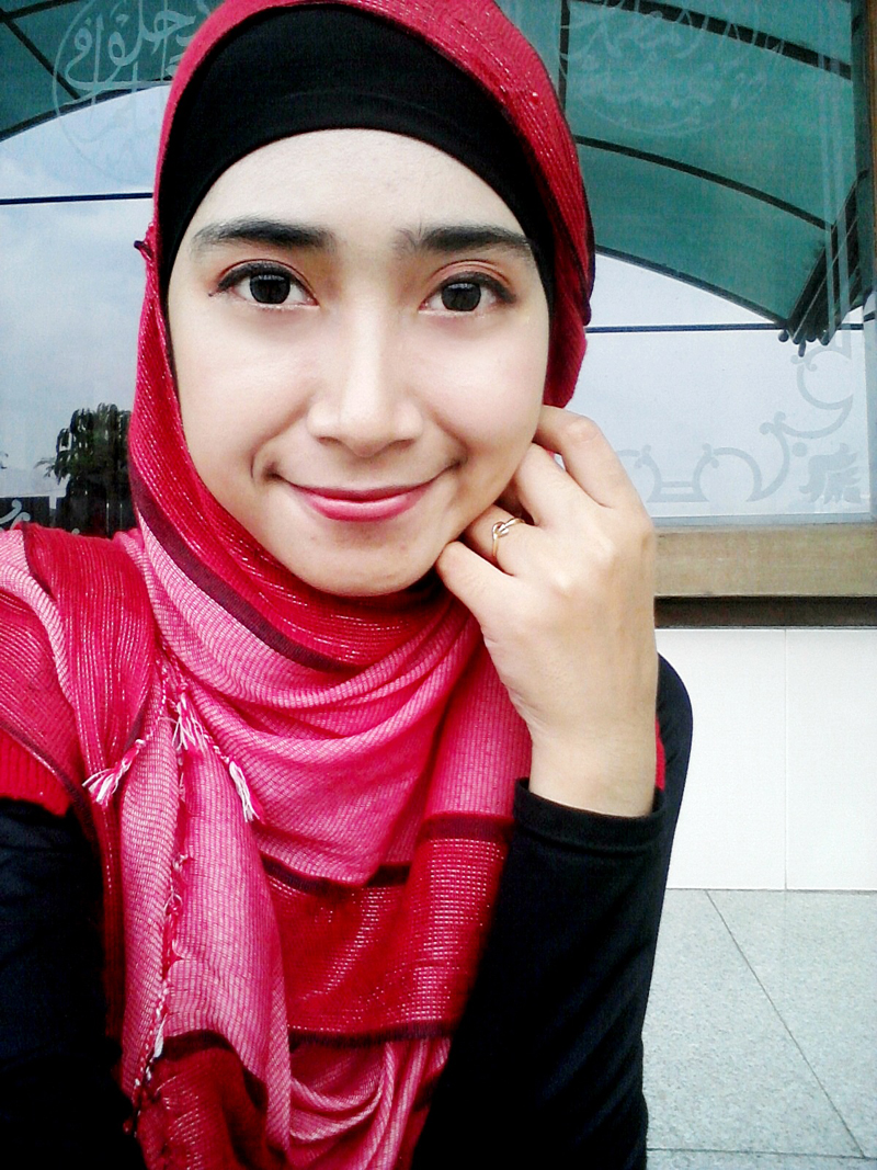 Senyum Manus cetar Membahan dari Githa Algian Yusnia Putri Siapa cewek cantik artis FTV yang suka pakai Kudung merah model hijab mahsiswi UNS UNY Semarang