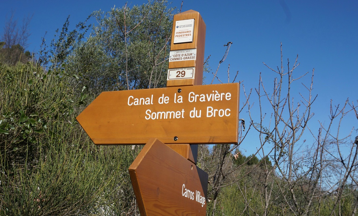 Signpost#29 above old Carros