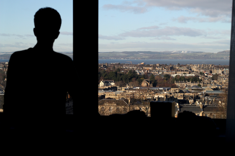 Blog-mode-style-homme-voyageur-ecosse-edimbourg-edinburgh-valentino-uomo-sweater-gilet-cachemire-Malo-jeans-apc-north-sails-jacket-petit-standard-echarpe-broderie-boots-dries-van-noten-chateau-guide-conseil-insolite-calton-hill-hote (3)