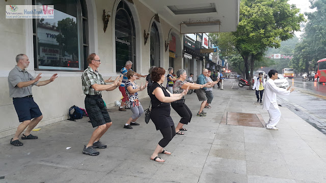 Buổi sáng tập Tai Chi trên phố ở Hà Nội