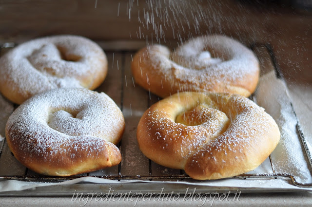   ensaimadas di maiorca, una soffice brioche a forma di chiocciola  per 