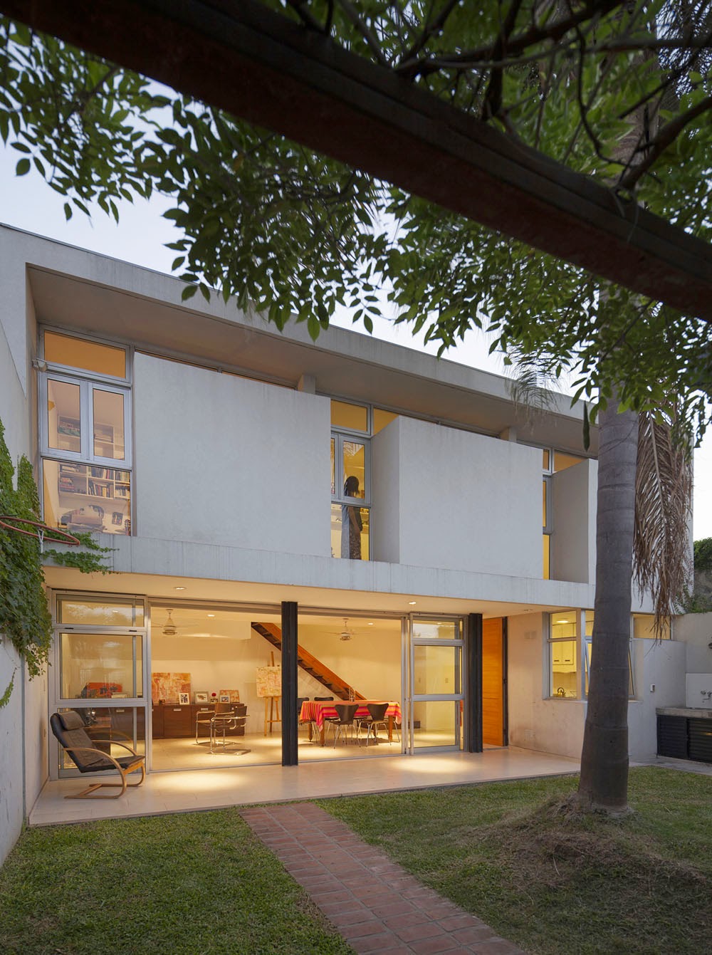 Desain Rumah 2 Lantai Minimalis Dengan Tata Letak Terbuka Yang
