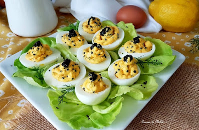 Huevos rellenos de "caviar"