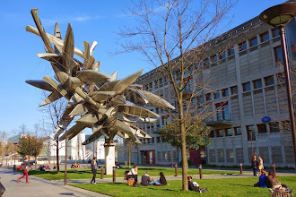 Paris : Monochrome for Paris, une sculpture de Nancy Rubins - Esplanade Pierre Vidal-Naquet - XIIIème