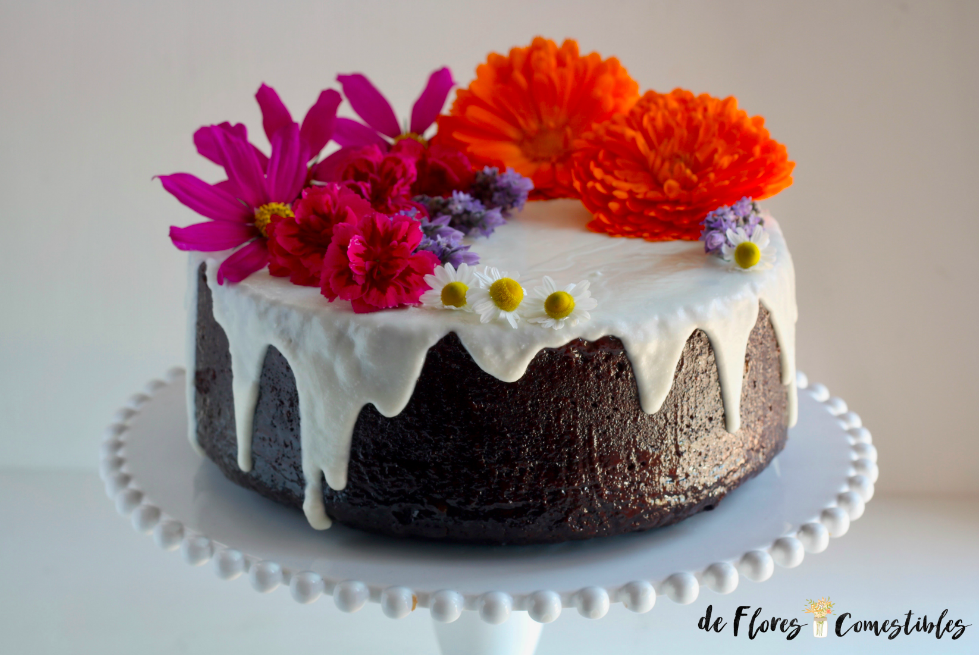 Bizcocho sin huevos y con flores comestibles Bizcocho de chocolate sin huevos y con mucho colorido de flores comestibles