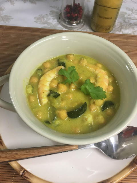 Curry De Garbanzos Con Calabacín Y Langostinos