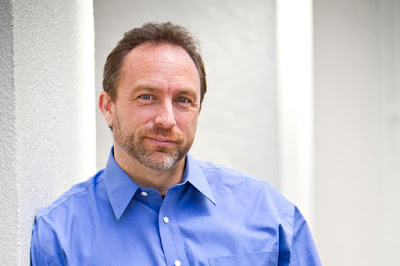 Biografi Jimmy Wales - Pendiri Wikipedia Biografi Jimmy Wales - Pendiri Wikipedia Jimmy Donal "Jimbo" Wales atau Jimmy Wales lahir di Huntsville, Alabama, Amerika Serikat, 7 Agustus 1966, Ayahnya adalah manajer toko kelontong, sementara ibunya, (Doris) dan neneknya (Erma) mengurus suatu sekolah swasta kecil yang berupa "sekolah tradisional dengan satu ruang kelas". tempat Wales bersekolah. Karena jumlah murid yang sekelas dengannya selalu hanya empat anak, pihak sekolah Setelah lulus kelas delapan, Wales masuk Randolph School, suatu sekolah persiapan untuk masuk perguruan tinggi, yang merupakan pendukung awal gerakan penggunaan laboratorium komputer dan fasilitas teknologi lainnya untuk digunakan oleh para siswa. Wales mengatakan bahwa biaya bersekolah di sana terlalu mahal untuk keluarganya, tetapi pendidikan dianggap penting. "Keluarga saya selalu mementingkan pendidikan … suatu pendekatan yang sangat tradisional terhadap pendidikan sebagai landasan kehidupan yang baik." Ia menerima gelar sarjana dalam bidang keuangan dari universias Auburn dan melanjutkan pendidikannya di bidang keuangan pada universitas Alabama dan memperoleh gelar master dalam bidang keuangan. Setelah itu, ia mengikuti pendidikan doktoral di Universitas Indiana. Selama menjadi mahasiswa pasca-sarjana, ia mengajar di kedua universitas itu, tetapi ia tidak mengerjakan disertasi yang dibutuhkan untuk memperoleh gelar Ph.D. Sejak 1994 hingga 2000, Wales bekerja sebagai direktur