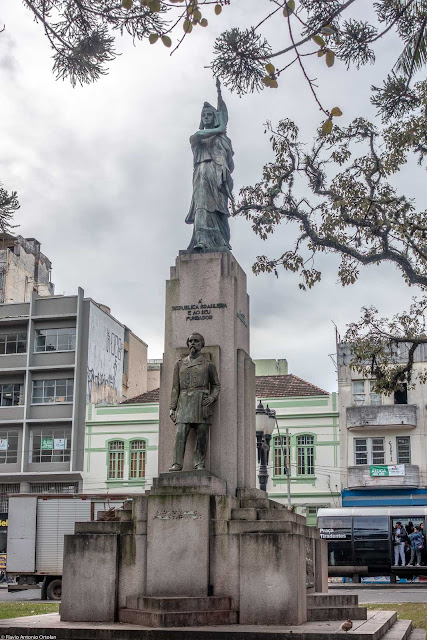 Monumento à República. Alegoria da república e estátua de Benjamin Constant.