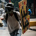 Dos muertos en la jornada de huelga general contra Nicolás Maduro