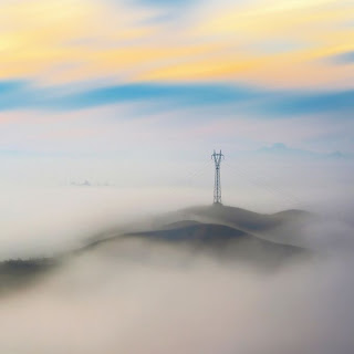 Foto aerea con niebla