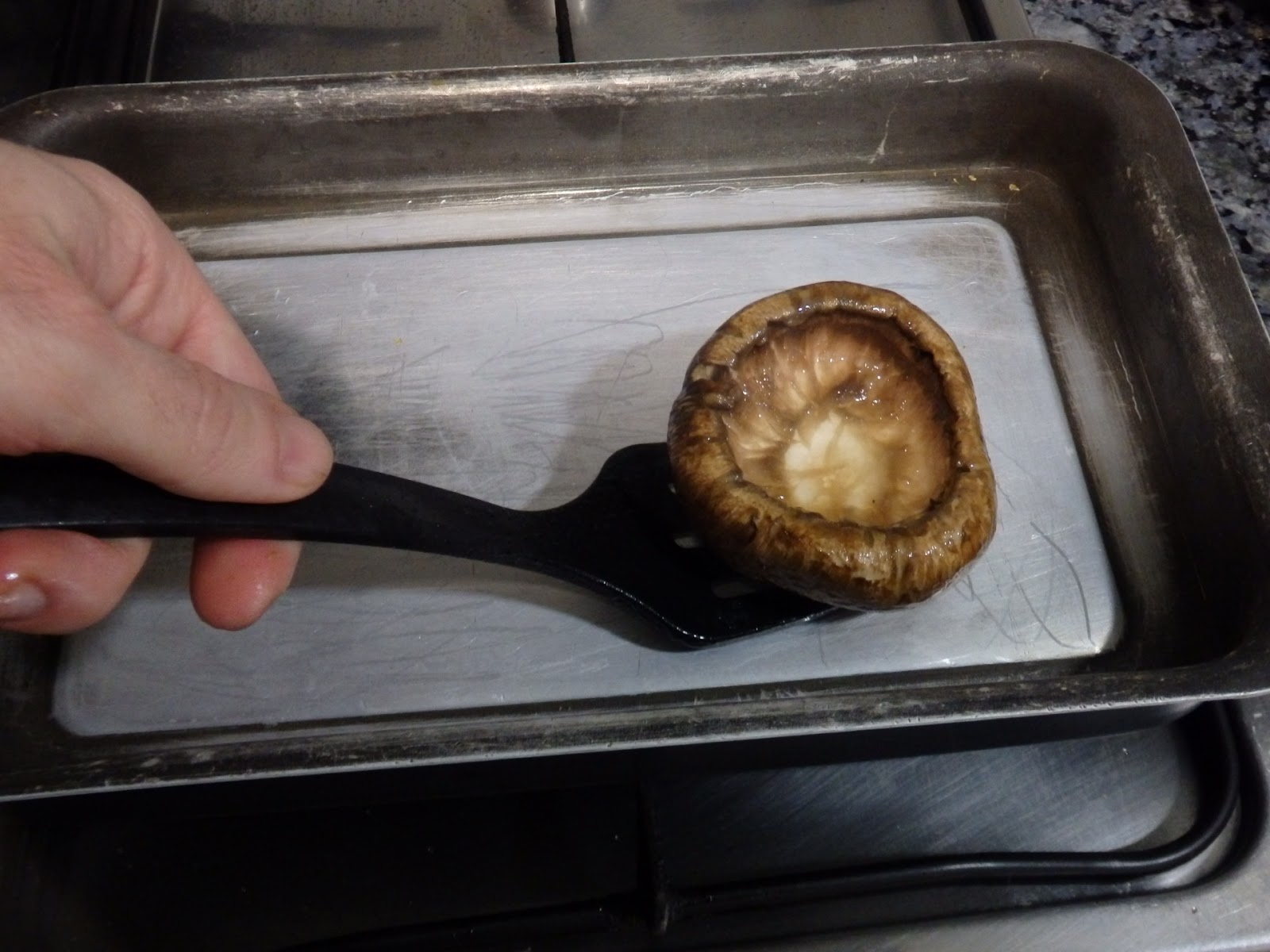 OSUKAA IS COOKING PORTOBELLOS RELLENOS DE GULAS AL AJILLO Y HUEVO DE