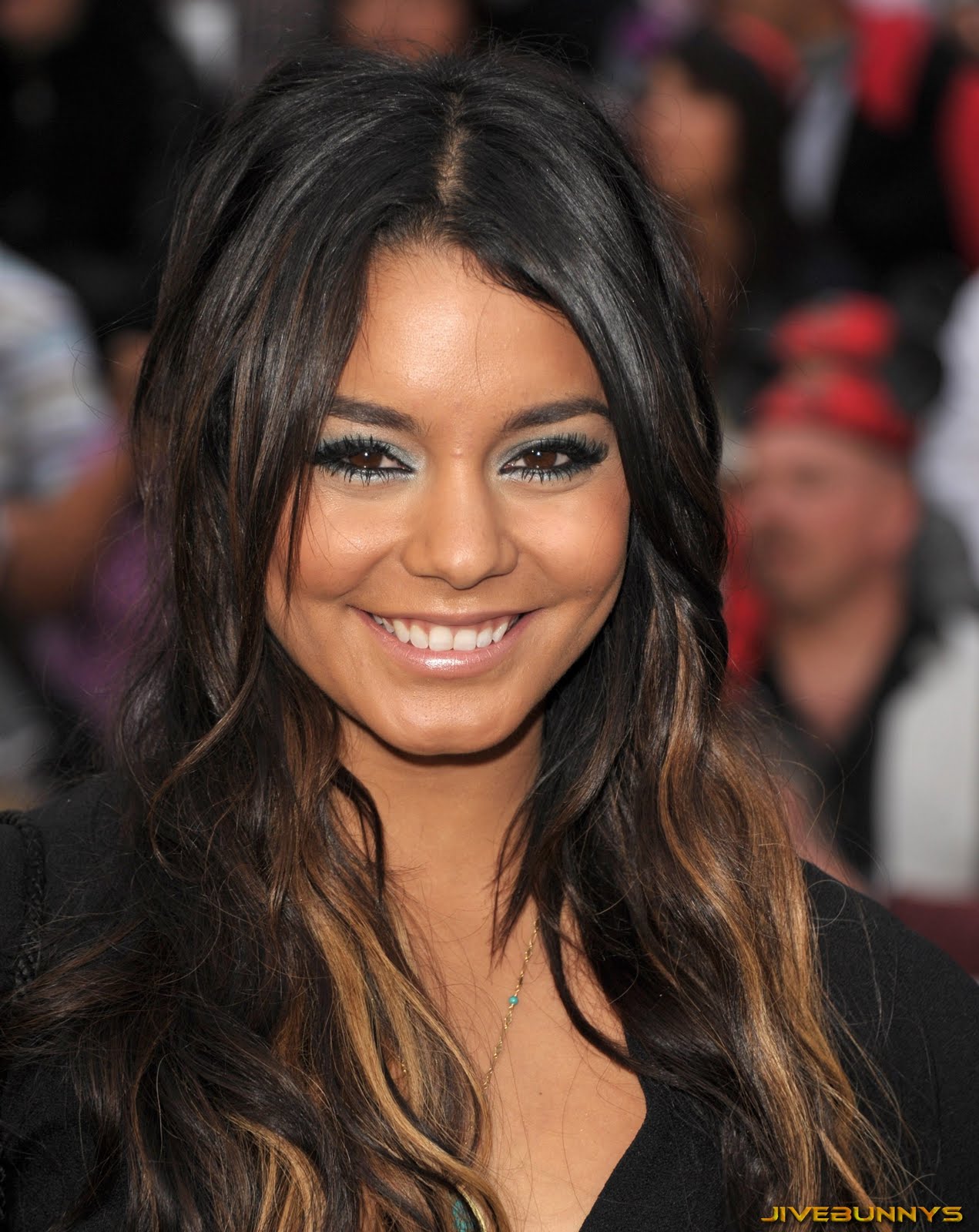 марина мексика дом 2. черные волосы со светлыми прядями. пряди на темных волосах. белые пряди на темных волосах. ванесса хадженс с кудрями.