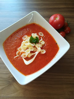 Kremowa zupa pomidorowo-paprykowa z makaronem