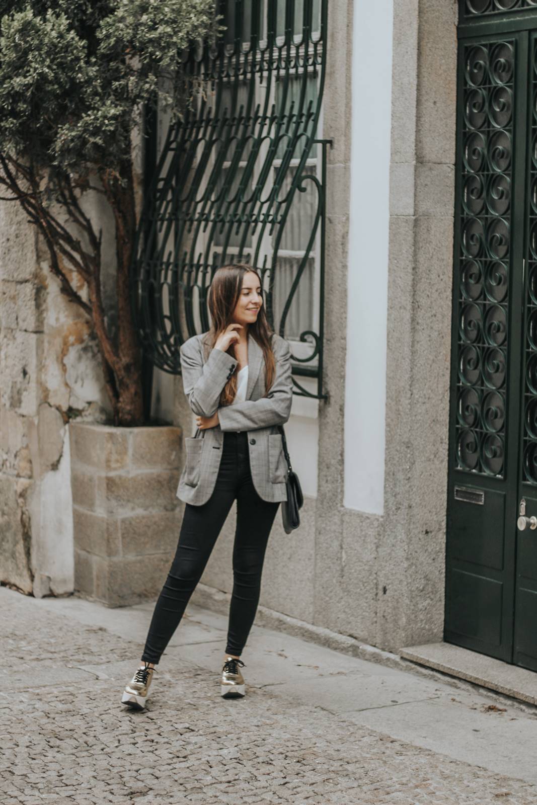 outfit_check_blazer_golden_sneakers