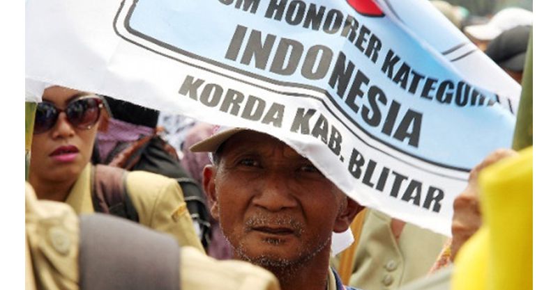 Dipayungi Kegembiraan, Honorer K2: Terima Kasih, Pak Jokowi! Dipayungi Kegembiraan, Honorer K2: Terima Kasih, Pak Jokowi!