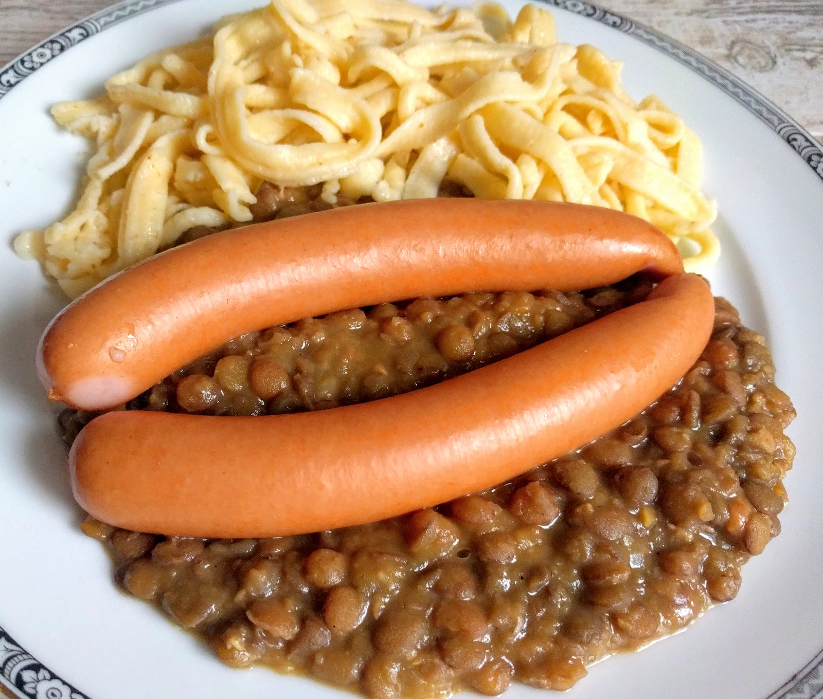 - Linsen, Spätzle &amp; Saitenwürstchen