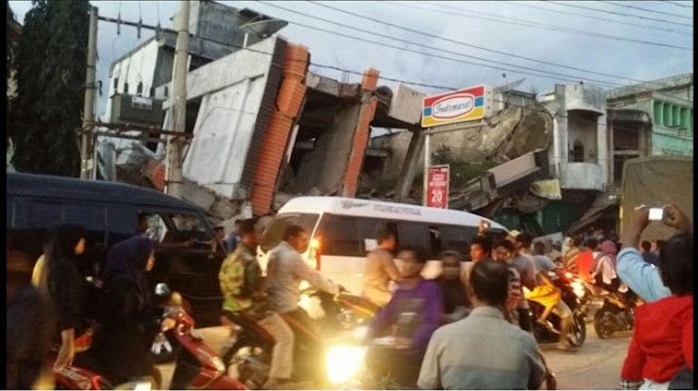 Foto-Foto Kondisi Pasca Gempa 6,4 SR di Aceh Foto-Foto Kondisi Pasca Gempa 6,4 SR di Aceh